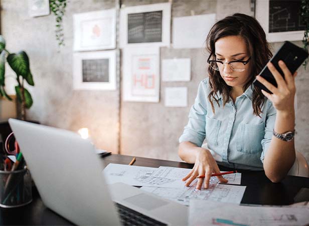 Business-worman-taking-a-course-online